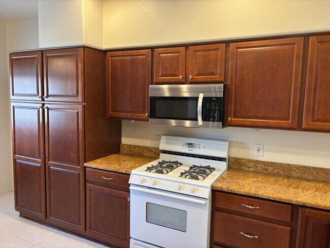Building Photo - 7401 W Arrowhead Clubhouse Dr