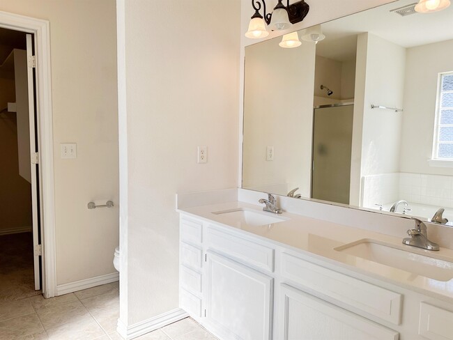 Building Photo - 691 N Meadowlands Dr