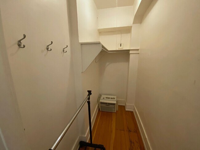 Building Photo - Cozy Carlton Court Studio with In-Unit Washer/Dryer, Walk-In Closet, Dishwasher!