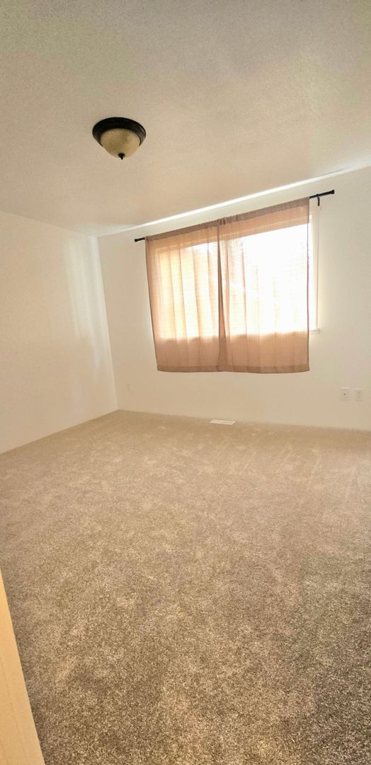 Building Photo - Sweet deal! 3bed/1bath Single Family home in West Seattle