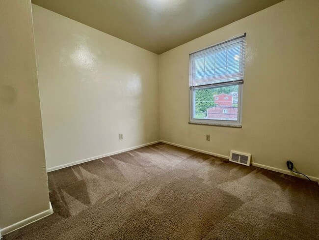 Building Photo - Magnificent 3 Bedroom Townhome with Garage...
