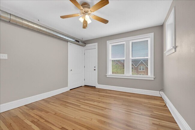 Building Photo - Meryl Wears Prada