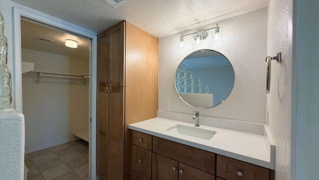 Building Photo - 3827 E Larkspur Dr