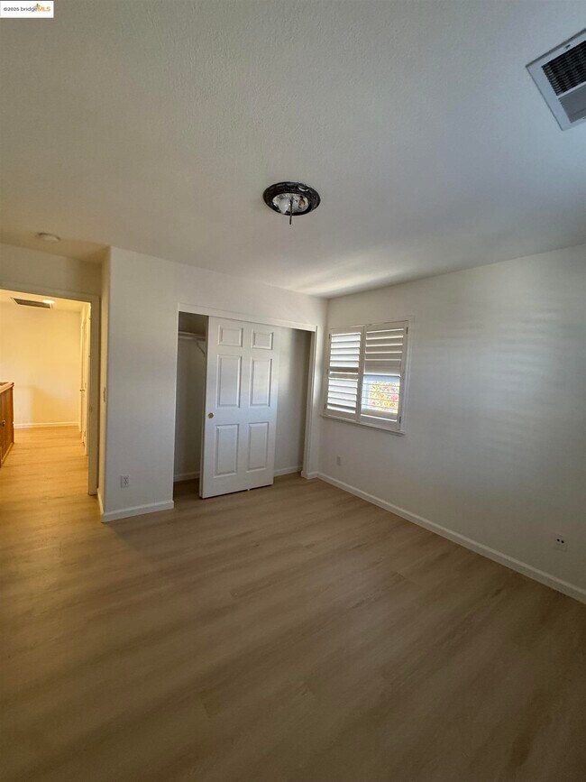 Building Photo - 4558 Mirror Ct