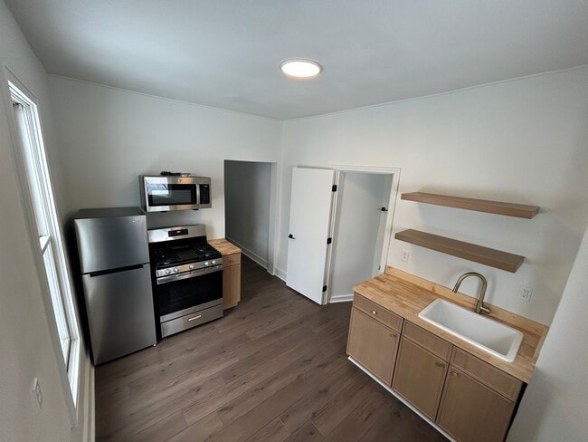 Building Photo - 232 Ferris St