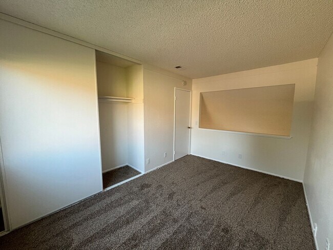 Building Photo - MOVE-IN READY 4+2.5 w/family room + large primary suite!