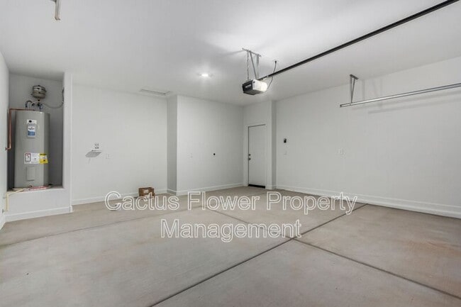 Building Photo - 2037 W Shelly Ave