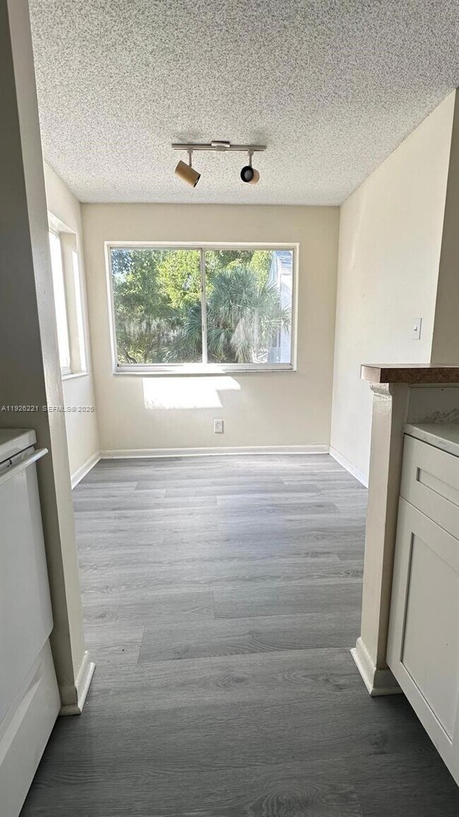 Building Photo - 5672 Rock Island Rd