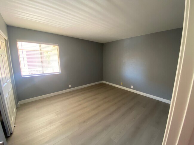 Building Photo - 5141 River Glen Dr