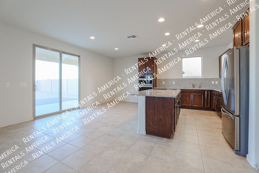 Building Photo - 5625 N 87th Dr