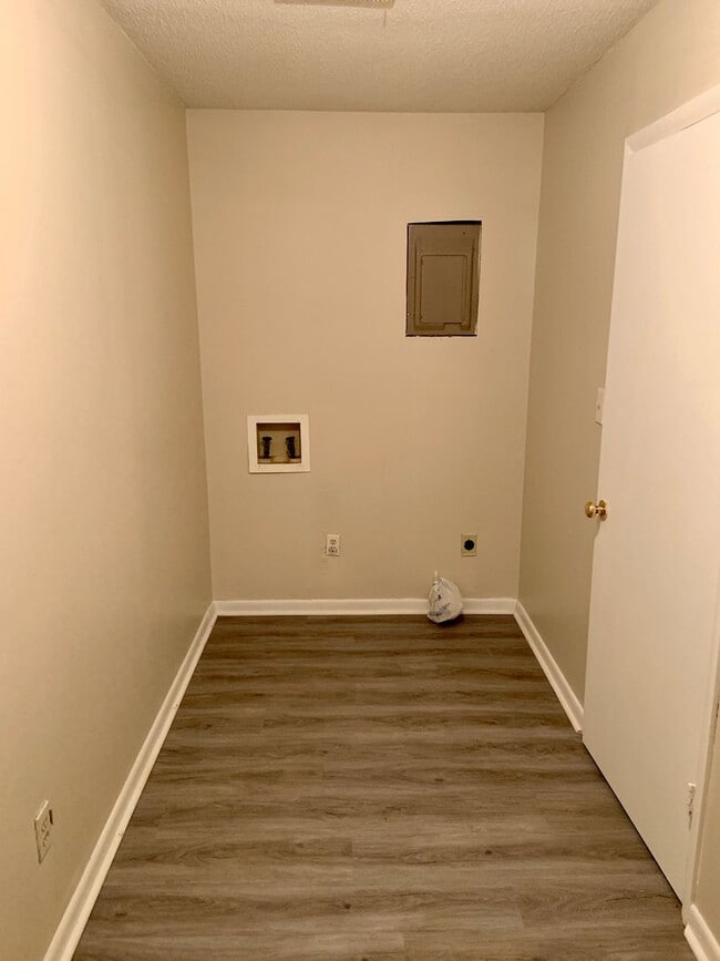 Building Photo - 2 Bedroom Duplex with Yard