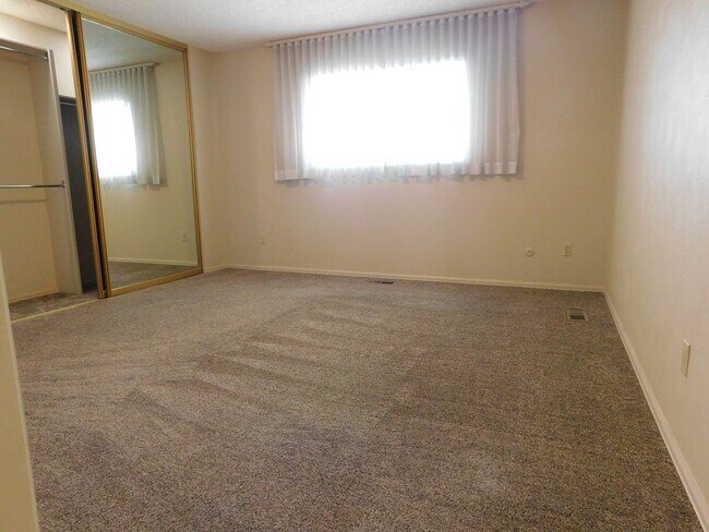 Building Photo - Vintage 70's Unit Available
