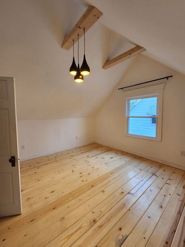 Building Photo - Beautiful and Spacious 3BR 2BA Home w/ Remodeled Kitchen • Patio & Fenced Yard in St. Matthews