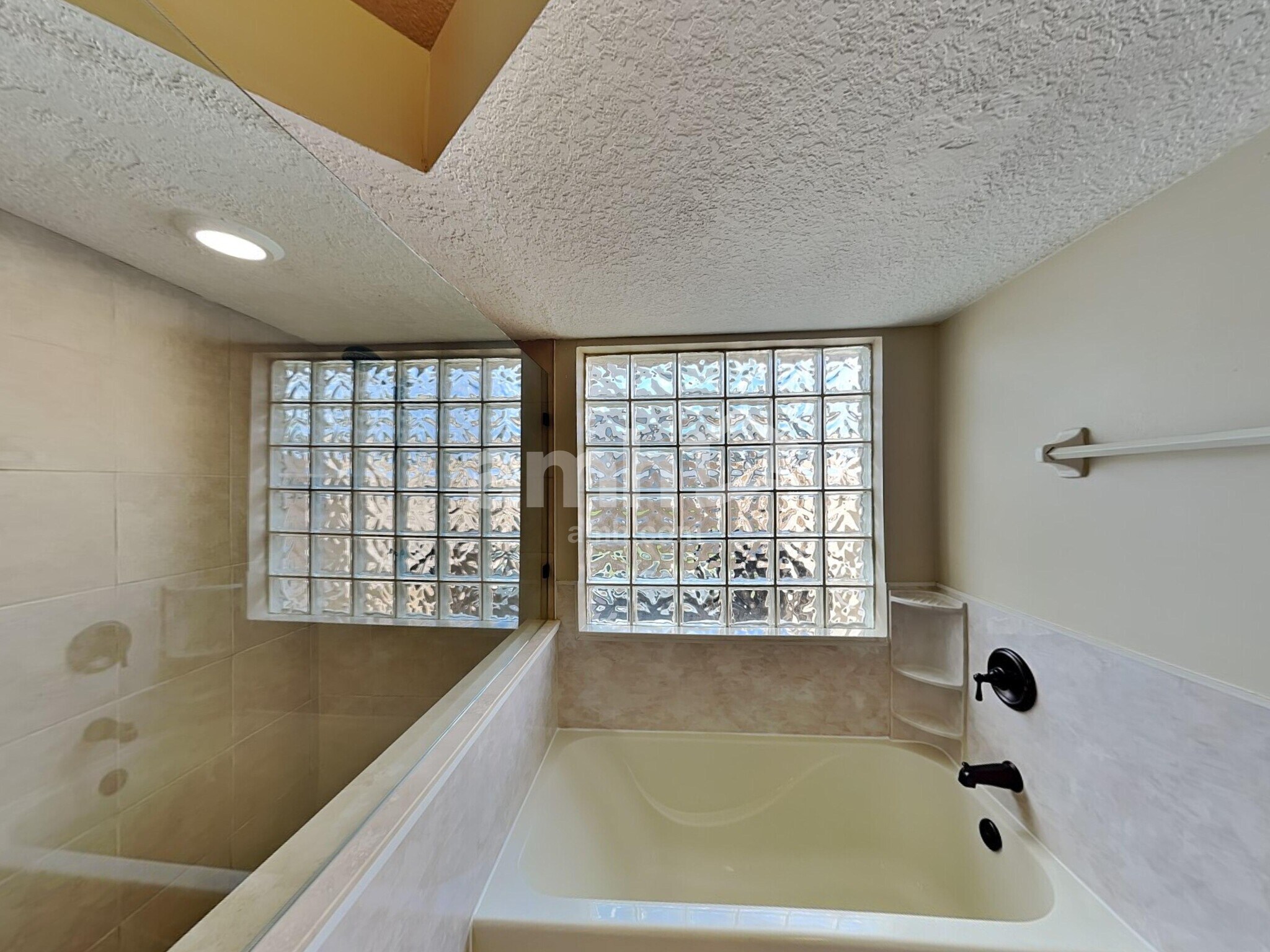 Building Photo - 1745 Pickwick Pl