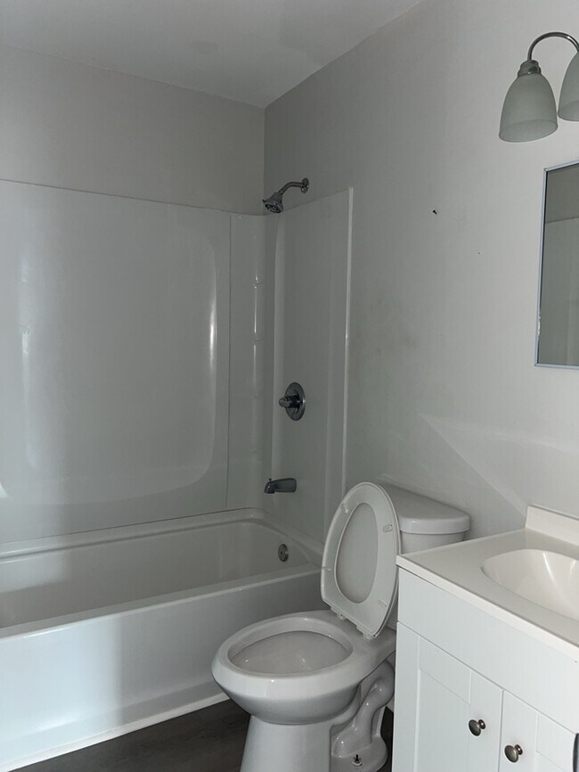 Building Photo - 2 Bedroom 1 Bathroom