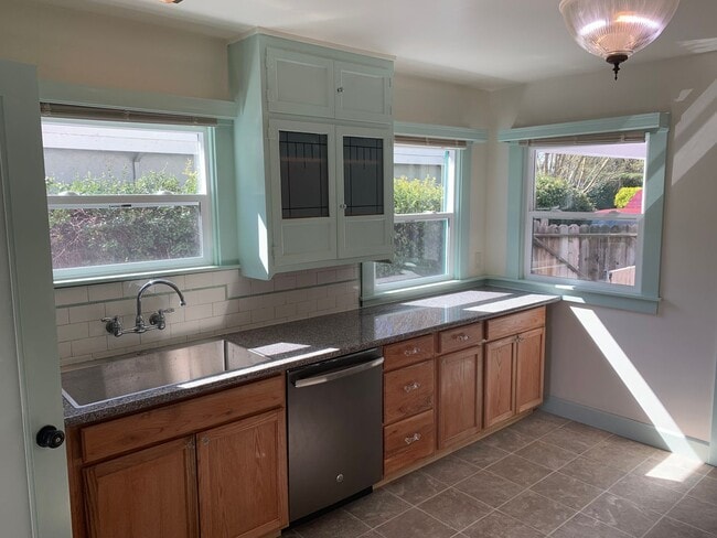 Building Photo - Memorial Hospital 2 bedroom 2 bathroom hom...
