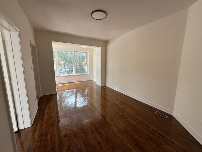 Building Photo - 411 N Hamlin Ave