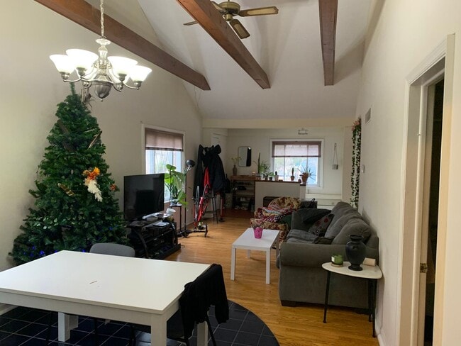 Building Photo - 3 bd/1.5 bath Charming Home just 4 blocks from IU Jacob's School of Music - Available August 2027!