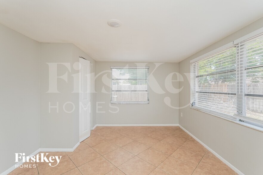 Building Photo - 7915 Foxbloom Dr