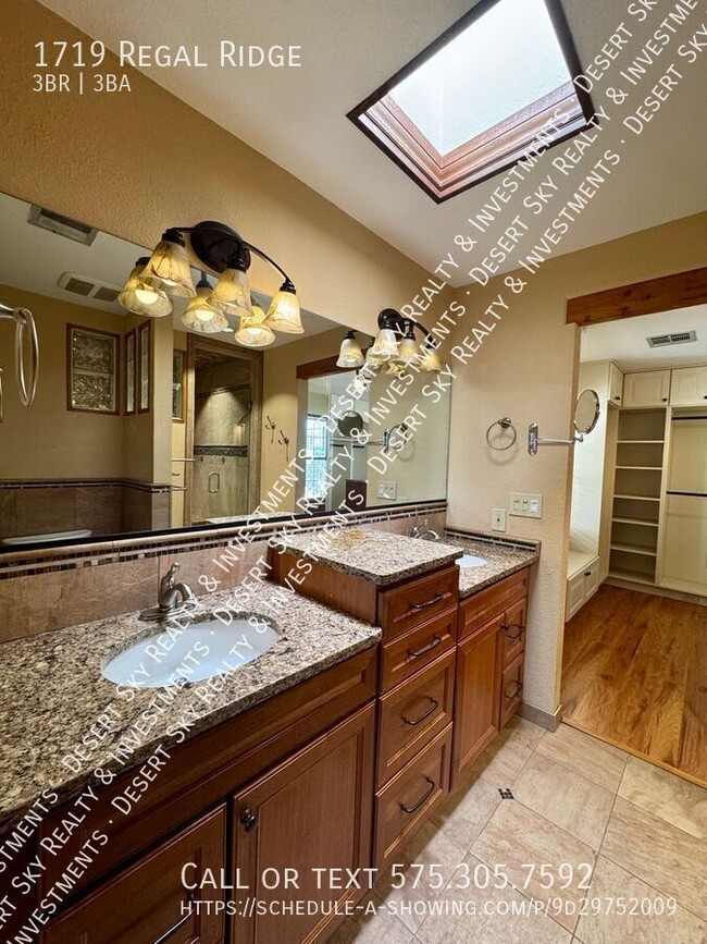 Building Photo - 1719 Regal Ridge St