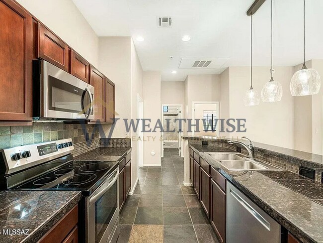 Building Photo - 2010 E River Rd