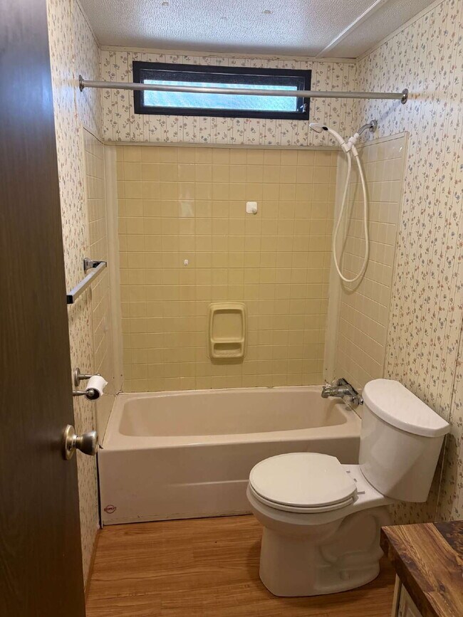 Building Photo - "Charming 3-Bedroom with 2 Full Baths in Hendersonville!"