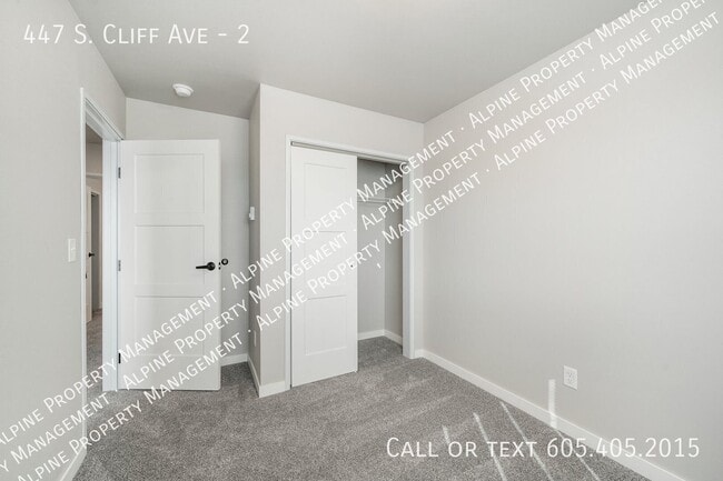 Building Photo - 447 S Cliff Ave