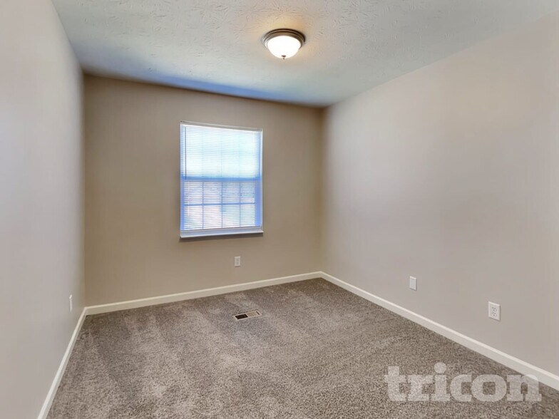 Building Photo - 561 Grassy Bend Dr