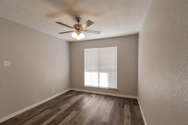 Building Photo - 3900 Woodchase Dr