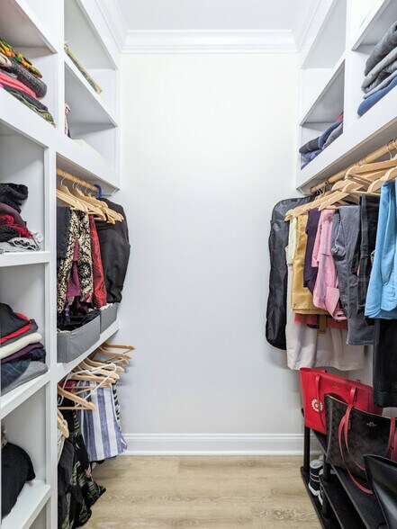 Walk in Closet - 4281 Washington St