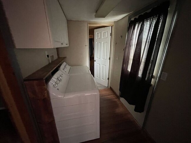 Building Photo - 3 bed/2 bath Trailer - NEW APPLIANCES, W/D...