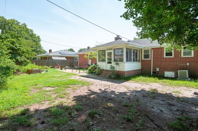 Building Photo - 2418 Heutte Dr