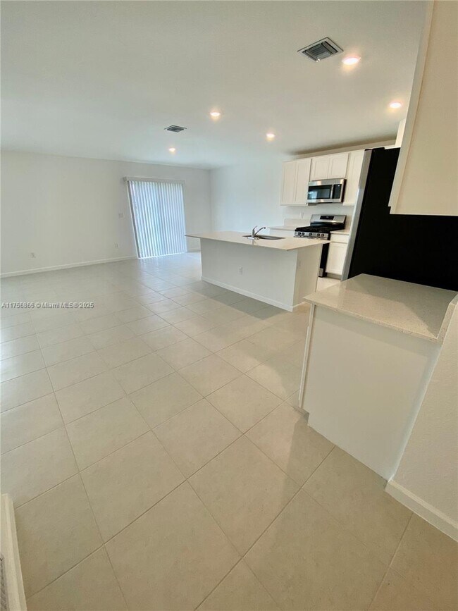 Building Photo - 5971 Pickering Dr