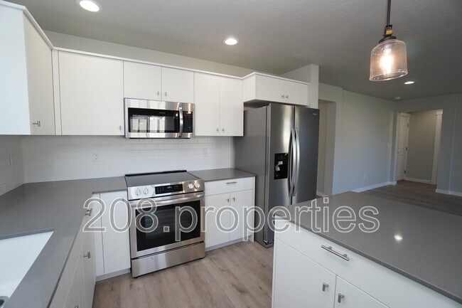 Building Photo - 1218 W Bass River Dr