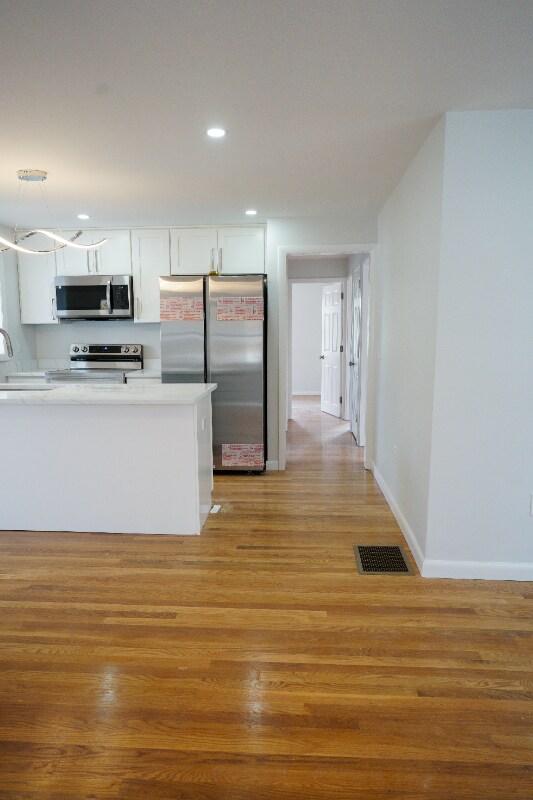 Building Photo - 8 Sussex Ln