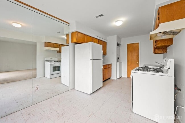 Building Photo - 823 Edison Glen Terrace