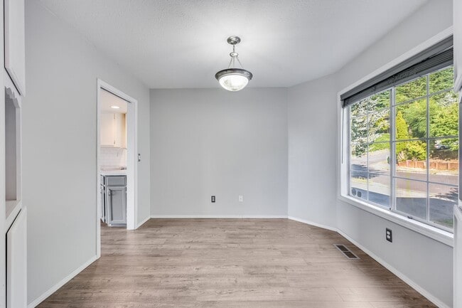 Building Photo - Beautiful 4 Bed, 4 Bath Rental Home in Gre...