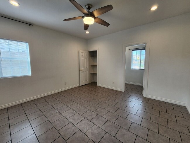 Building Photo - Single Story with Casita