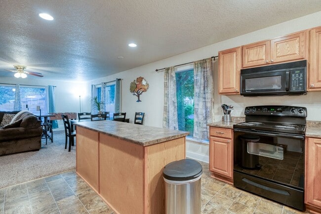 Building Photo - Fully Furnished 3BD + Den/2BA, Convenientl...