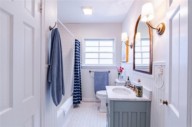 Building Photo - 4006 N Stratford Rd NE