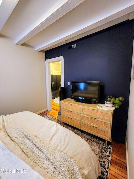 Building Photo - 11 Ingersoll Ave