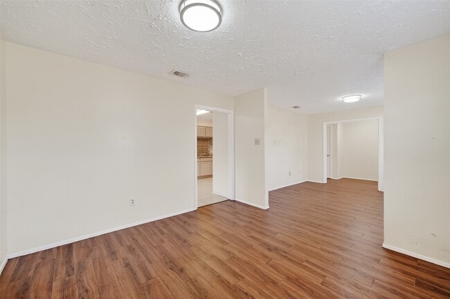 Building Photo - 15811 Pfeiffer Dr