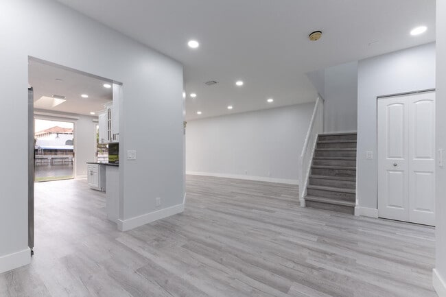 Building Photo - 6810 Via Regina