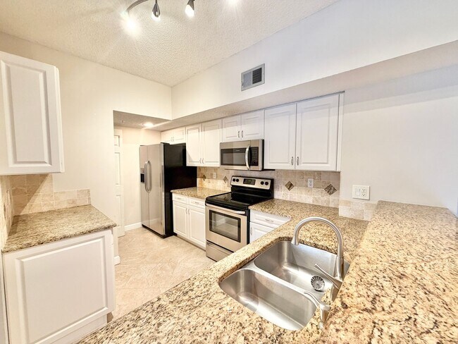 Building Photo - ** NAPOLI ** 2 BED / 1 BATH - CONDO - GREA...