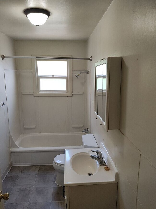 Building Photo - 4BR/2BA House only $1995/month!!!