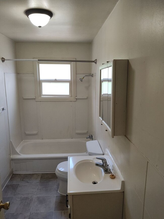 Building Photo - 4BR/2BA House only $2195/month!!!