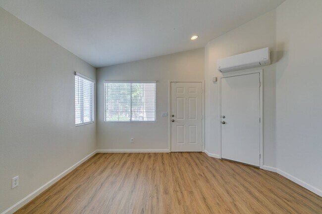 Building Photo - 3-Bedroom Home with Upgraded Cooling & Gre...