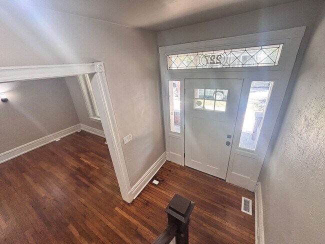 Building Photo - 4 Bedroom, 2 Full Baths Harrisburg House for Rent