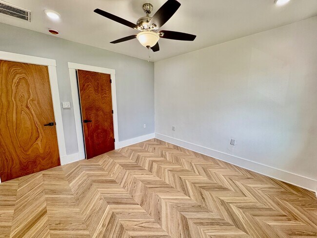 Building Photo - 5616 Phillips Ave