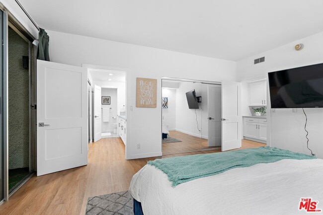 Building Photo - 321 S San Vicente Blvd